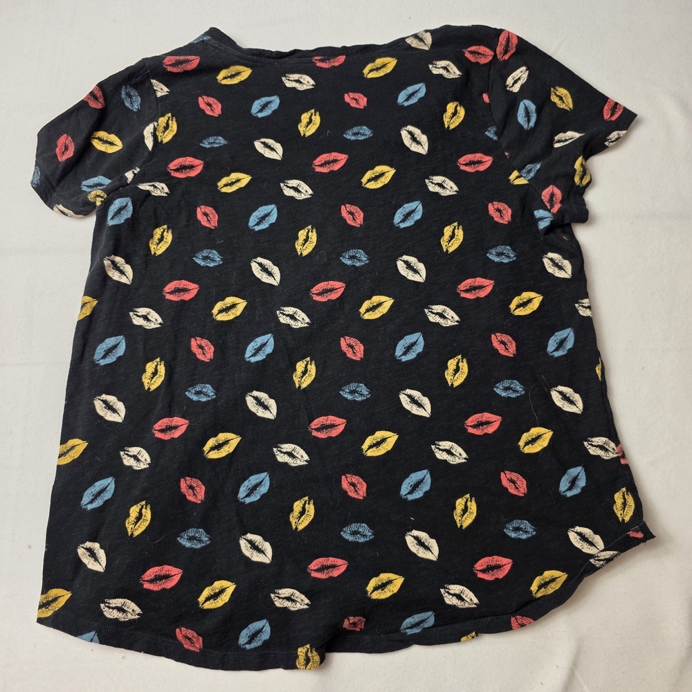 torrid women's shirt classic fit kiss lips tshirt black size 1
